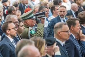 Komendant NwOSG gen. bryg. SG Dariusz Lutyński oddający honor Komendant NwOSG gen. bryg. SG Dariusz Lutyński oddający honor