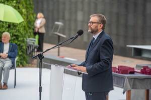 Dyrektor Muzeum Powstania Warszawskiego Jan Ołdakowski podczas wystąpienia Dyrektor Muzeum Powstania Warszawskiego Jan Ołdakowski podczas wystąpienia