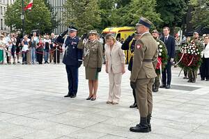 Gen. bryg. SG Wioleta Gorzkowska wraz z delegacją oddaje honor przed pomnikiem. Gen. bryg. SG Wioleta Gorzkowska wraz z delegacją oddaje honor przed pomnikiem.