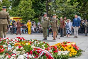 Gen. bryg. SG Dariusz Lutyński i mjr SG Anna Kubiś-Kuras oddają honor przed pomnikiem. Gen. bryg. SG Dariusz Lutyński i mjr SG Anna Kubiś-Kuras oddają honor przed pomnikiem.