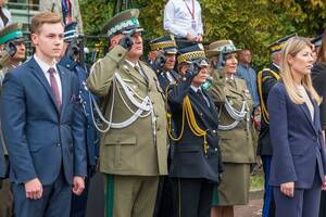 Funkcjonariusze oddają honor. Funkcjonariusze oddają honor.