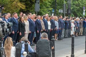 Uczestnicy uroczystości stoją podczas ogrywania Hymnu Państwowego. Uczestnicy uroczystości stoją podczas ogrywania Hymnu Państwowego.