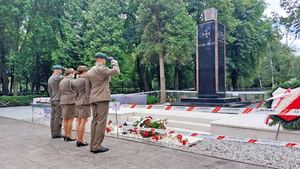 Delegacja NwOSG oddaje honor przed Pomnikiem Gloria Victis. Delegacja NwOSG oddaje honor przed Pomnikiem Gloria Victis.