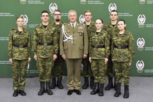 Gen. bryg. SG Dariusz Lutyński ze studentami pierwszego roku. Gen. bryg. SG Dariusz Lutyński ze studentami pierwszego roku.