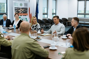 Niemiecka delegacja z wizytą w Strzeżonym Ośrodku dla Cudzoziemców w Lesznowoli. Niemiecka delegacja z wizytą w Strzeżonym Ośrodku dla Cudzoziemców w Lesznowoli.