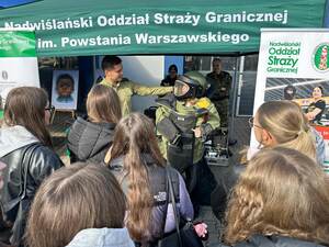 Młodzież stoi przy stoisku promocyjnym  NwOSG. Młodzież stoi przy stoisku promocyjnym  NwOSG.