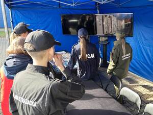 Uczniowie oglądają filmy wyświetlane na monitorach. Uczniowie oglądają filmy wyświetlane na monitorach.