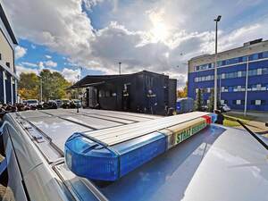 Na pierwszym planie samochód Straży Granicznej. W tle mobilny Escape Room. Na pierwszym planie samochód Straży Granicznej. W tle mobilny Escape Room.