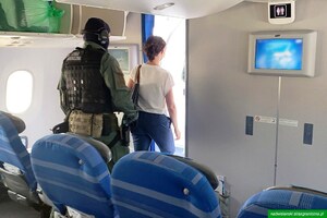 Interwencja funkcjonariuszy Straży Granicznej na pokładzie samolotu. Interwencja funkcjonariuszy Straży Granicznej na pokładzie samolotu.