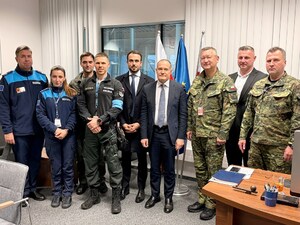 Zdjęcie grupowe uczestników wizyty. Zdjęcie grupowe uczestników wizyty.