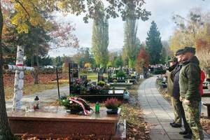 Funkcjonariusze stoją przed grobem. Funkcjonariusze stoją przed grobem.