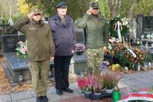 Delegacja oddaje honor. Delegacja oddaje honor.