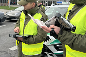 Funkcjonariusze kontrolują dokumenty. Funkcjonariusze kontrolują dokumenty.