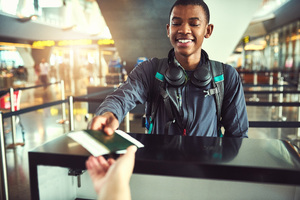 Podróżny podaje dokumenty. Podróżny podaje dokumenty.