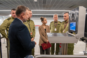 Minister Marcin Kierwiński w trakcie prezentacji systemu Entry/Exit.. Minister Marcin Kierwiński w trakcie prezentacji systemu Entry/Exit..