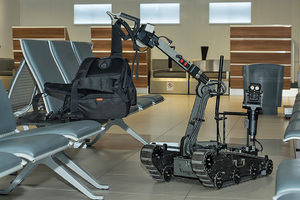 Robot pirotechniczny podnosi plecak. Robot pirotechniczny podnosi plecak.