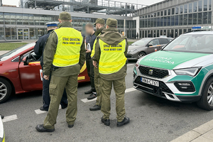 Funkcjonariusze kontrolują przewoźnika. Funkcjonariusze kontrolują przewoźnika.