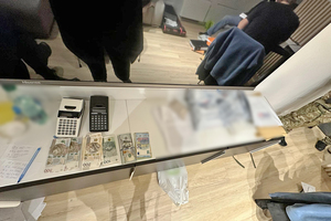 Na stole leżą banknoty w różnych nominałach oraz kalkulatory. Na stole leżą banknoty w różnych nominałach oraz kalkulatory.