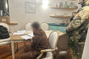 Zatrzymany siedzi przy stole, czyta dokumenty. Zatrzymany siedzi przy stole, czyta dokumenty.