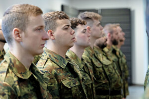 Uroczysty apel ślubowania nowo przyjętych funkcjonariuszy. Uroczysty apel ślubowania nowo przyjętych funkcjonariuszy.