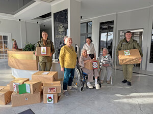 Funkcjonariusze dostarczają paczki dla kombatantów. Funkcjonariusze dostarczają paczki dla kombatantów.