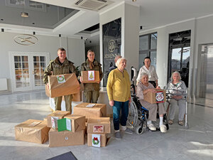 Funkcjonariusze dostarczają paczki dla kombatantów. Funkcjonariusze dostarczają paczki dla kombatantów.