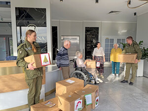 Funkcjonariusze dostarczają paczki dla kombatantów. Funkcjonariusze dostarczają paczki dla kombatantów.