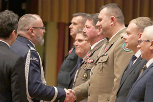 Kpt. SG Radosław Kwiatek odbiera gratulacje. Kpt. SG Radosław Kwiatek odbiera gratulacje.