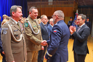 Kpt. SG Radosław Kwiatek odbiera gratulacje. Kpt. SG Radosław Kwiatek odbiera gratulacje.