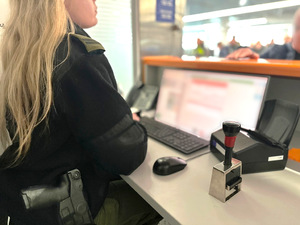 Funkcjonariuszka siedzi przed monitorem w kabinie kontrolerskiej. Funkcjonariuszka siedzi przed monitorem w kabinie kontrolerskiej.