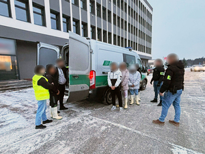 Funkcjonariusze Straży Granicznej podczas wykonywania czynności służbowych. Funkcjonariusze Straży Granicznej podczas wykonywania czynności służbowych.