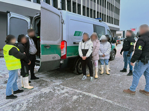 Funkcjonariusze Straży Granicznej podczas wykonywania czynności służbowych. Funkcjonariusze Straży Granicznej podczas wykonywania czynności służbowych.