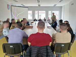 Funkcjonariusz prowadzi szkolenie. Funkcjonariusz prowadzi szkolenie.