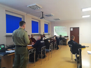 Funkcjonariusz prowadzi szkolenie. Funkcjonariusz prowadzi szkolenie.