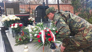 Delegacja Oddziału składa kwiaty na grobie. Delegacja Oddziału składa kwiaty na grobie.