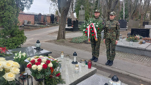 Delegacja Oddziału składa kwiaty na grobie. Delegacja Oddziału składa kwiaty na grobie.