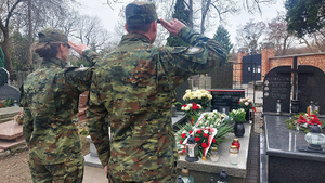 Delegacja Oddziału składa kwiaty na grobie. Delegacja Oddziału składa kwiaty na grobie.