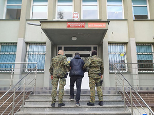 Funkcjonariusze wprowadzają mężczyznę do prokuratury. Funkcjonariusze wprowadzają mężczyznę do prokuratury.