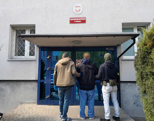 Funkcjonariusze prowadzą cudzoziemca. Funkcjonariusze prowadzą cudzoziemca.