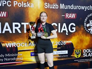 Funkcjonariuszka prezentuje trofea. Funkcjonariuszka prezentuje trofea.