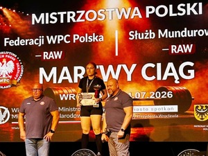 Funkcjonariuszka stoi na podium. Funkcjonariuszka stoi na podium.