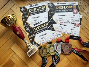 Puchar, medale i dyplomy. Puchar, medale i dyplomy.