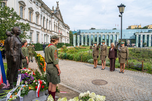 Złożenie wieńca pod pomnikiem Kobietom Powstania Warszawskiego. Złożenie wieńca pod pomnikiem Kobietom Powstania Warszawskiego.