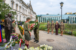 Złożenie wieńca pod pomnikiem Kobietom Powstania Warszawskiego. Złożenie wieńca pod pomnikiem Kobietom Powstania Warszawskiego.