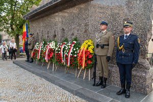 Uroczystość pod Pomnikiem Ofiar Rzezi Woli. Uroczystość pod Pomnikiem Ofiar Rzezi Woli.