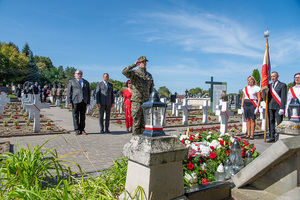 Złożenie kwiatów na cmentarzu. Złożenie kwiatów na cmentarzu.