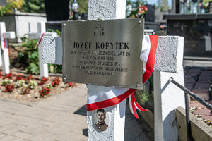 Złożenie kwiatów na cmentarzu. Złożenie kwiatów na cmentarzu.