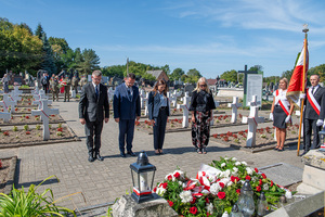 Złożenie kwiatów na cmentarzu. Złożenie kwiatów na cmentarzu.