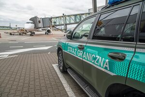 Samochód Straży Granicznej na płycie lotniska Samochód Straży Granicznej na płycie lotniska