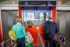 Funkcjonariusze przeprowadzają kontrolę graniczną. Funkcjonariusze przeprowadzają kontrolę graniczną.